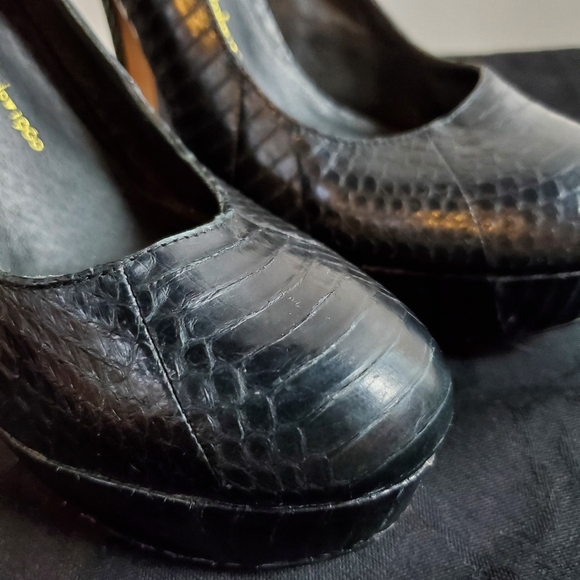 House of Harlow 1960 Black Snake Leather, Pin-Up Sexy Pump Heels - Picture 12 of 15